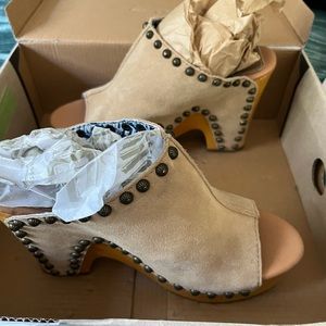 NEW DINGO Peace n’ Love Natural blond suede high heel platform clog sandals sz 8